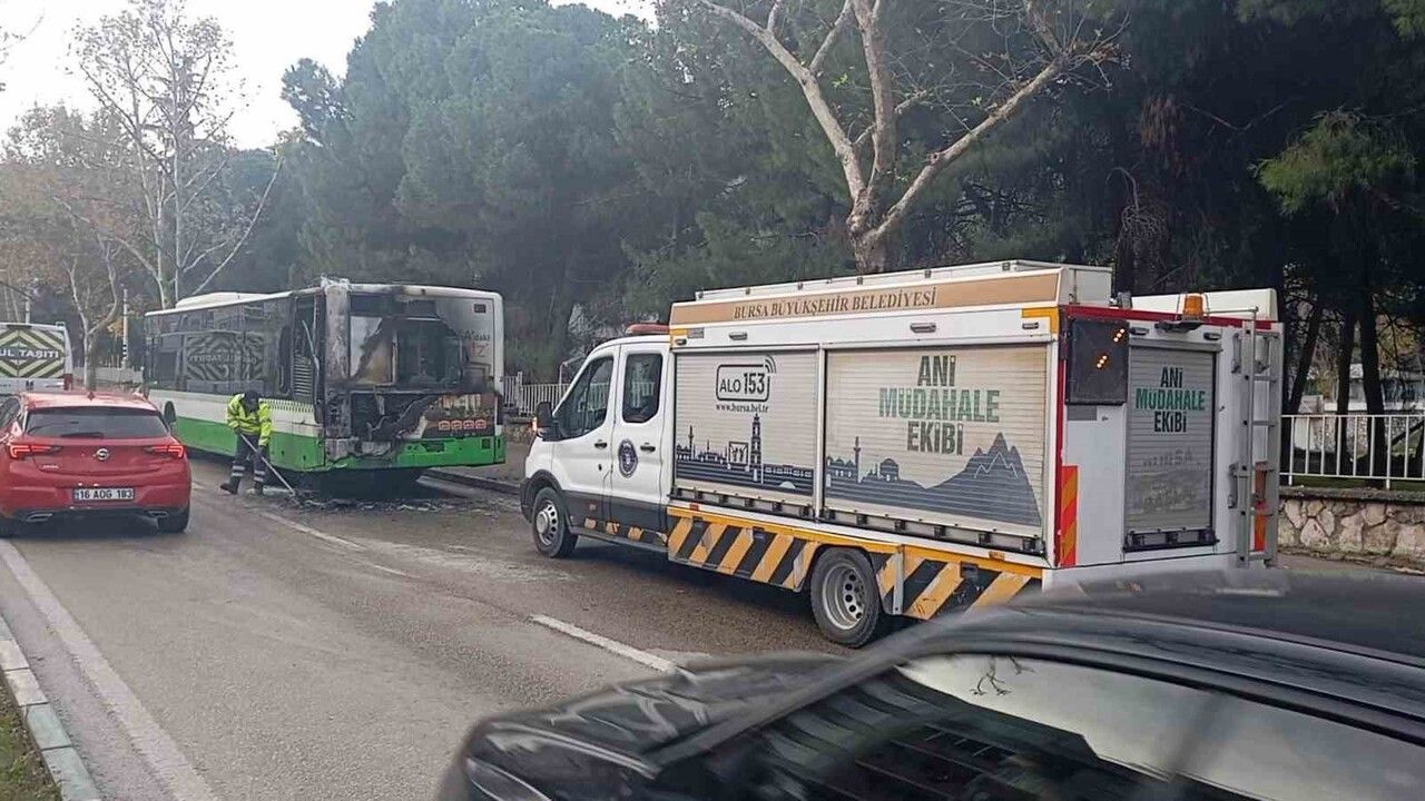 Bursa'da şehir içi otobüsün motor bölümünde yangın; yolcular tahliye edildi