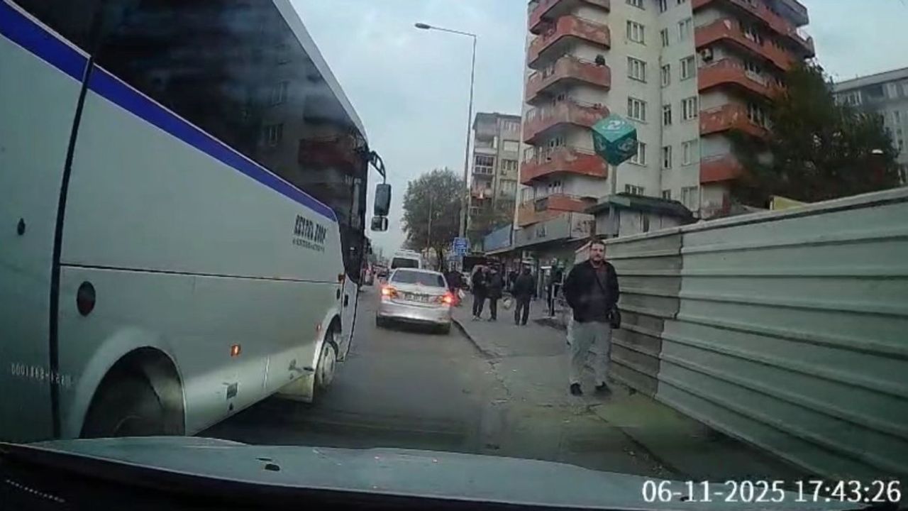 Bursa'da servis aracı ile otomobil arasında yol verme tartışması kamerada