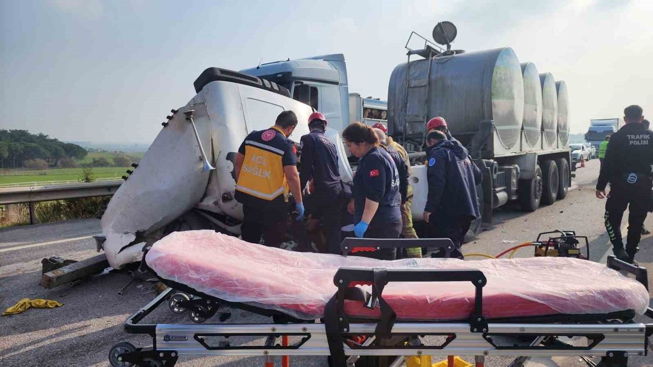 Bursa'da süt tankeri tıra arkadan çarptı: 1 yaralı, sürücü kabinde sıkıştı