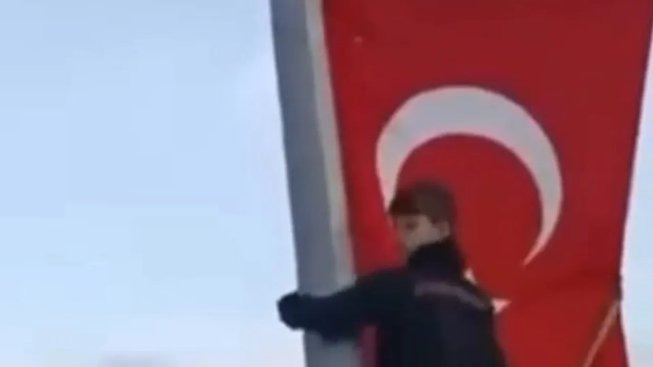 Bursa'da üç çocuğun bayrak duyarlılığı: Rüzgârla katlanan Türk bayrağını direğe tırmanarak düzelttiler