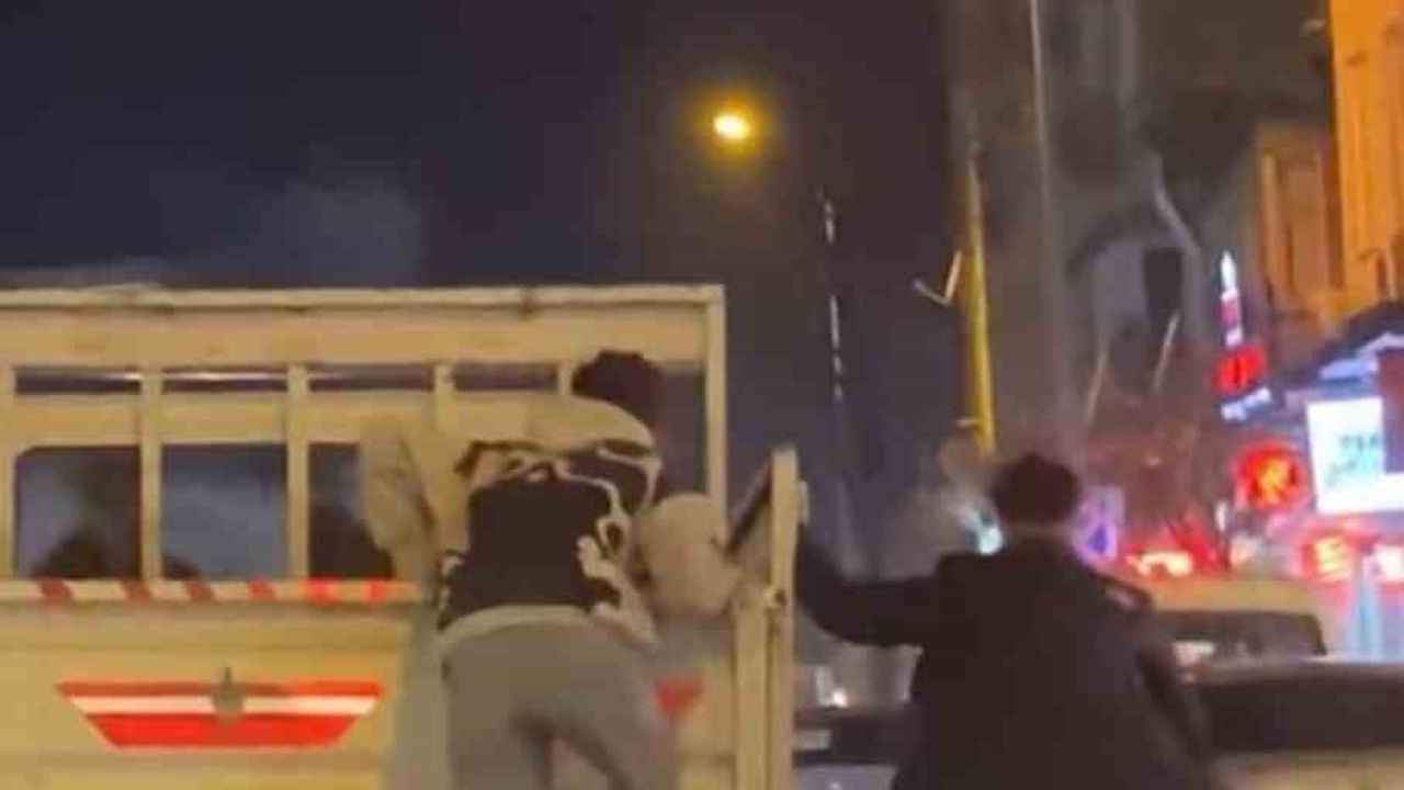 Bursa İnegöl'de iki genç kamyonet arkasına tutunarak tehlikeli yolculuk yaptı