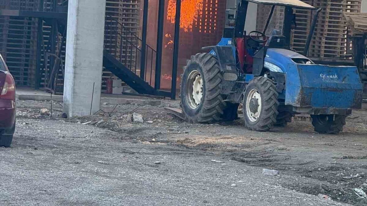 Bursa İnegöl'de palet fabrikasında yangın, bir işçi yaralandı