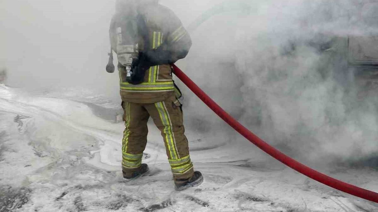 Bursa İnegöl'de Seyir Halindeki Otomobil Alev Alarak Kullanılamaz Hale Geldi