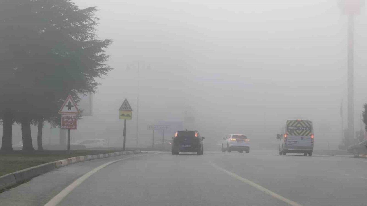 Bursa İnegöl'de Yoğun Sis Etkili Oldu; Görüş Mesafesi Yer Yer 10 Metreye Düştü