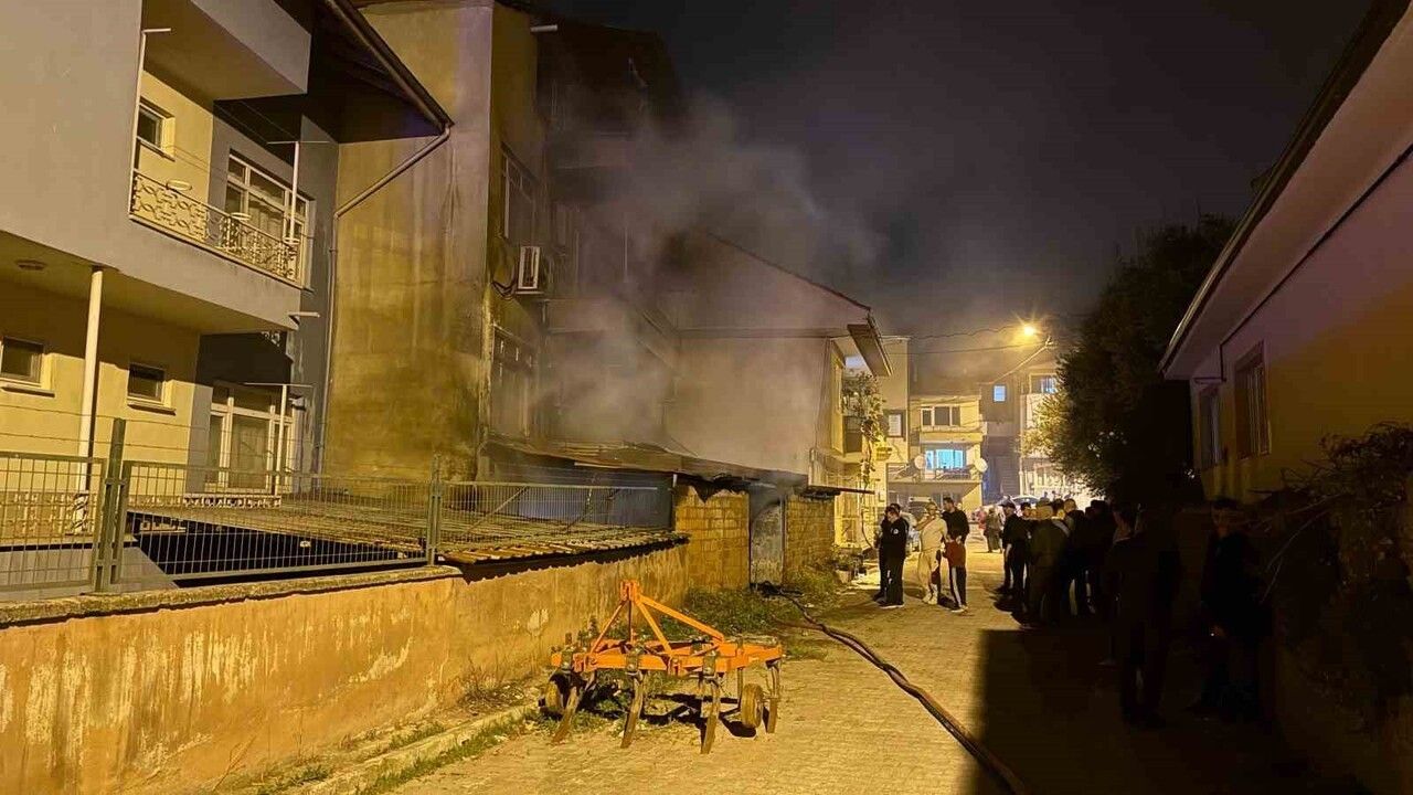 Bursa İznik'te ardiye yangını: Üç katlı binada traktör küle döndü, can kaybı yok