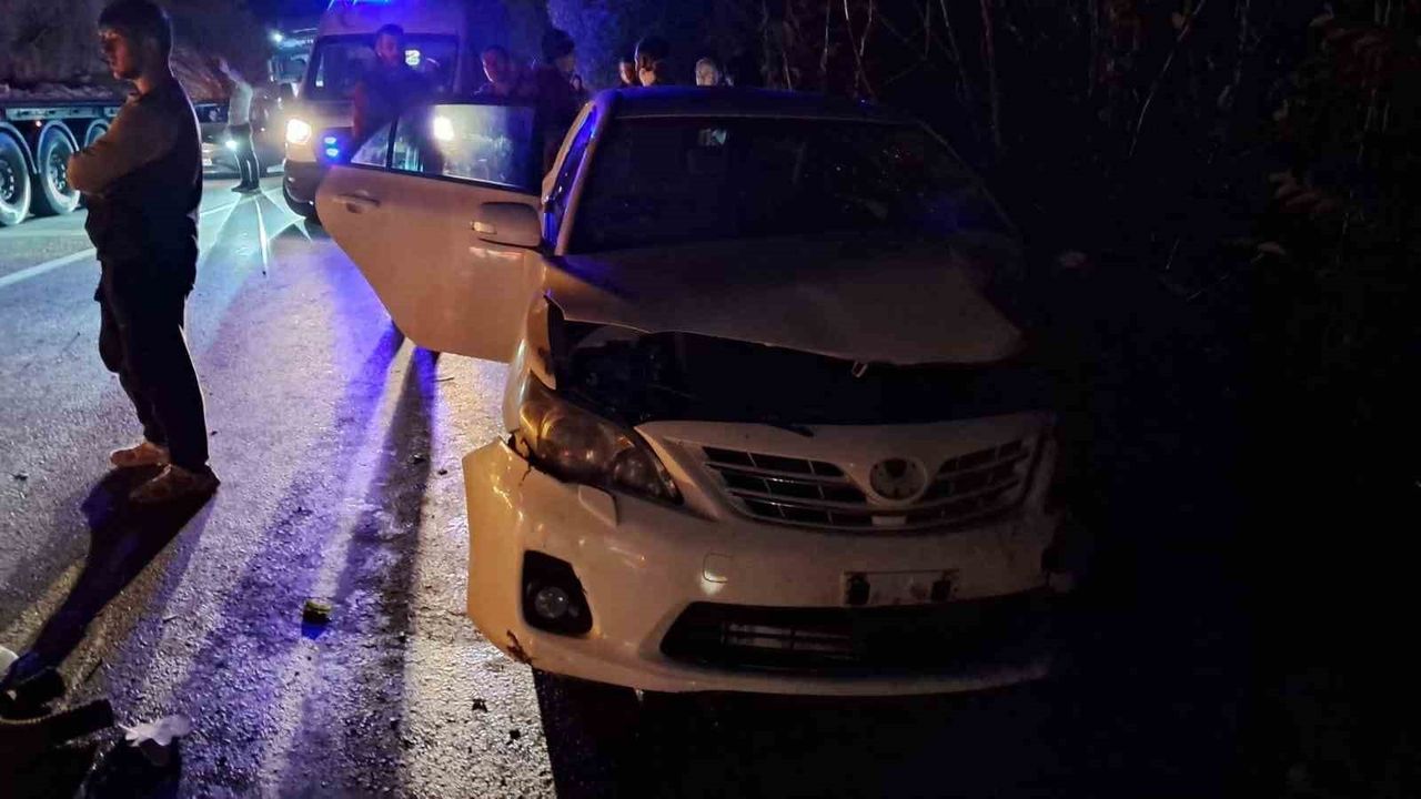 Bursa İznik’te rulo saç yüklü tır ile otomobil çarpıştı: 1 kişi yaralandı