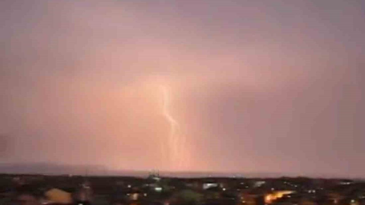 Bursa Karacabey'de Akşam Şimşekleri Geceyi Aydınlattı — Drone ile Kaydedildi