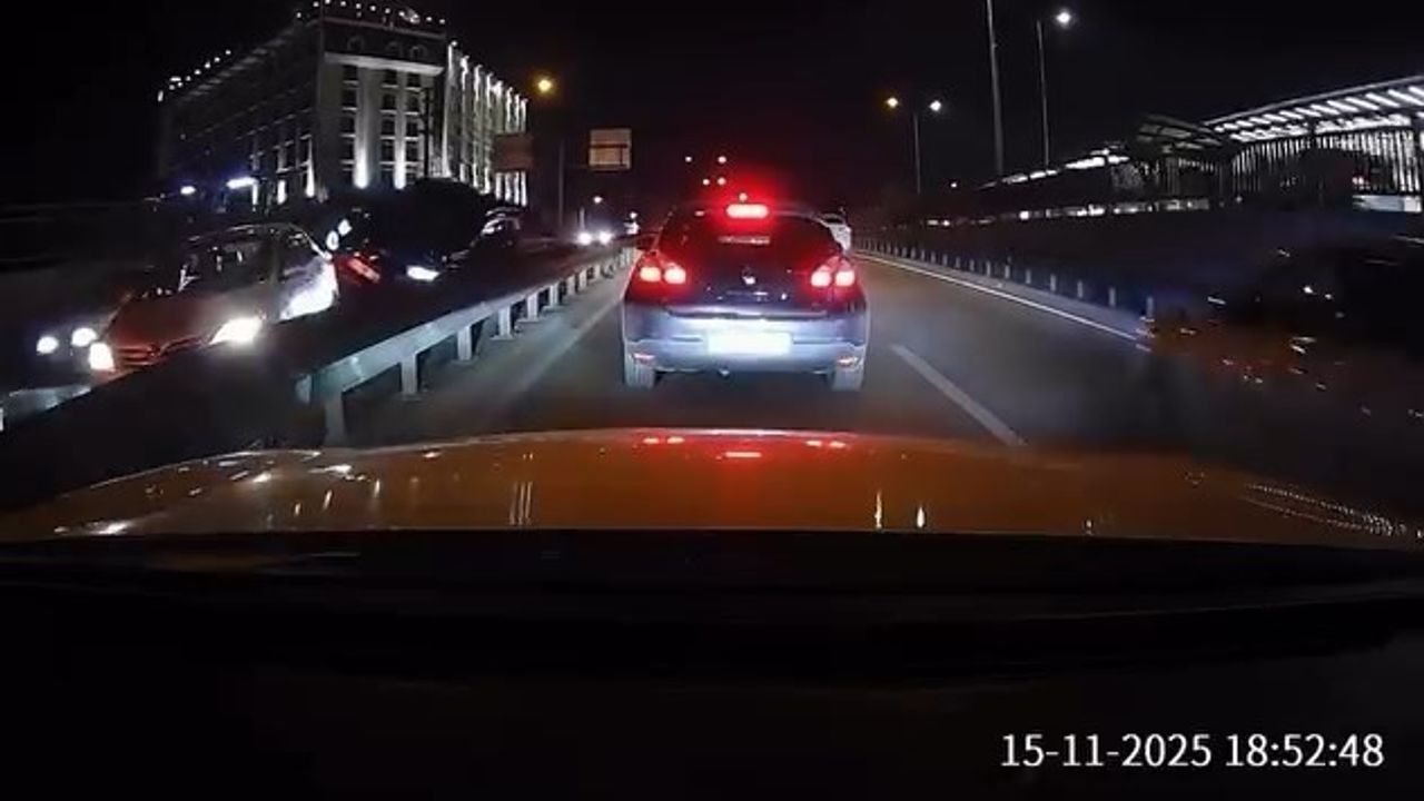 Bursa Merinos Kavşağı'nda 4 aracın karıştığı zincirleme kaza araç kamerasında