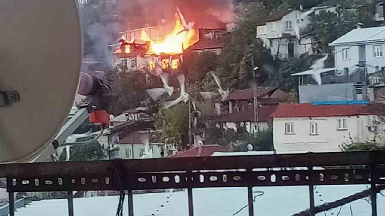 Bursa Mollafenari'de 2 Katlı Binada Yangın: İtfaiye Müdahalesi ve Drone Görüntüleri