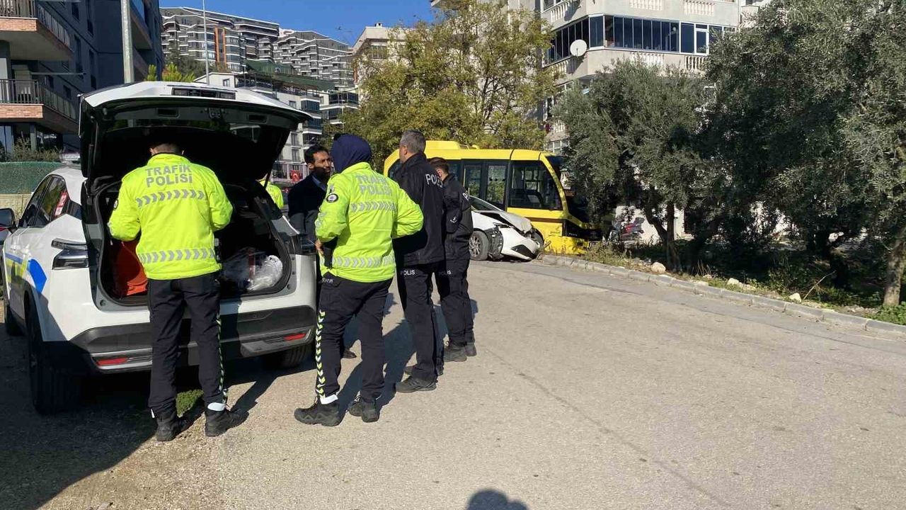 Bursa Mudanya'da Belediye Otobüsüyle Çarpışma: Uzman Çavuş ve Otobüs Şoförü Yaralandı