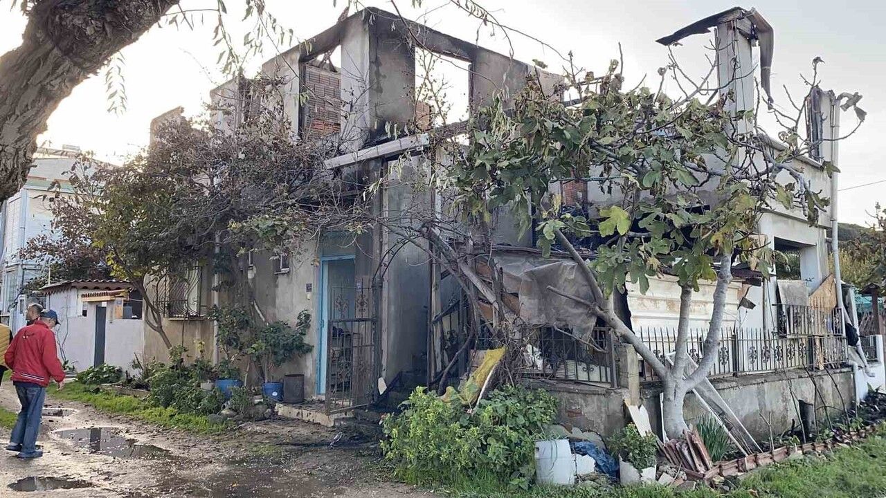 Bursa Mudanya'da ev yangını: Bir ev küle döndü, yan bina hasar gördü