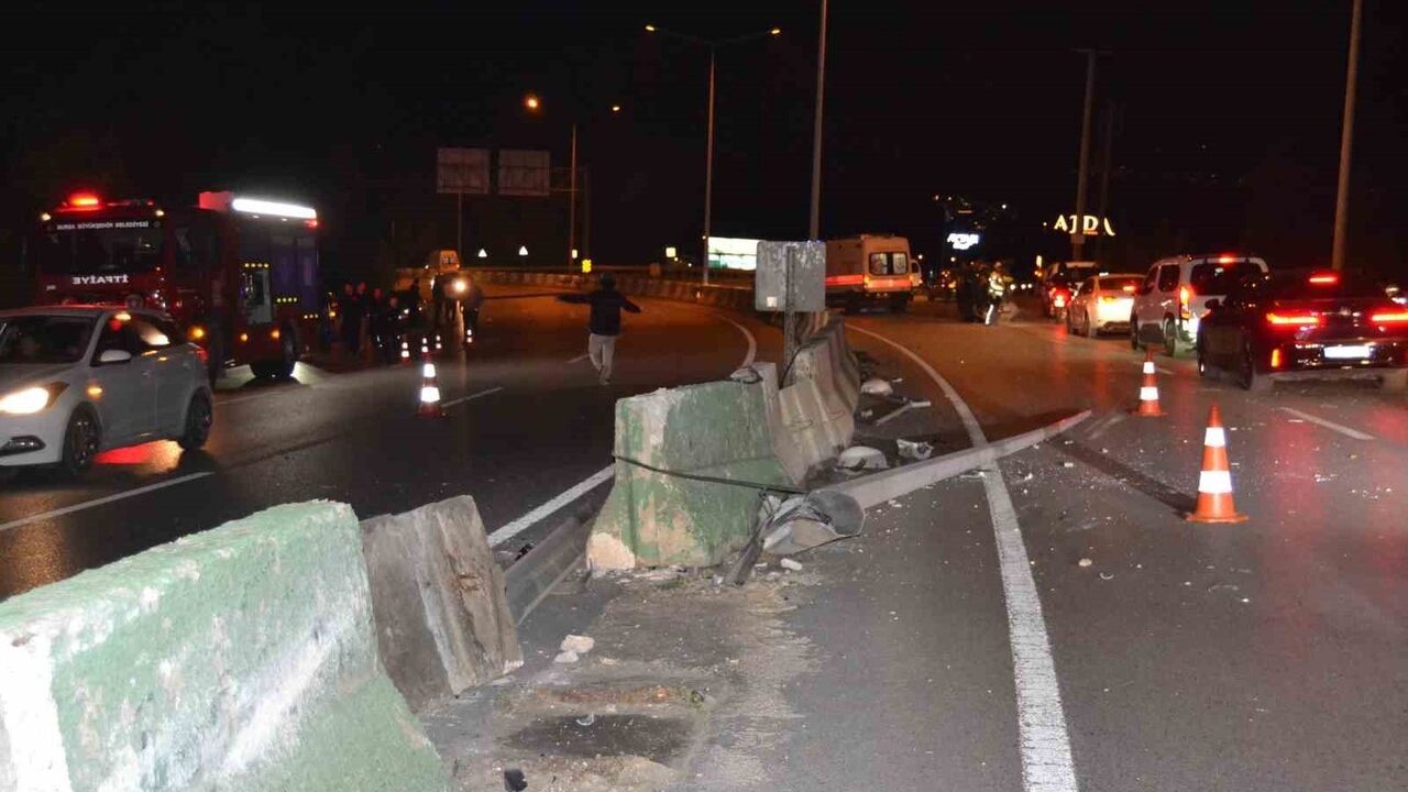 Bursa Mudanya'da Trafik Kazası: Bariyere Çarpan Araç Takla Attı, 2 Kişi Yaralandı