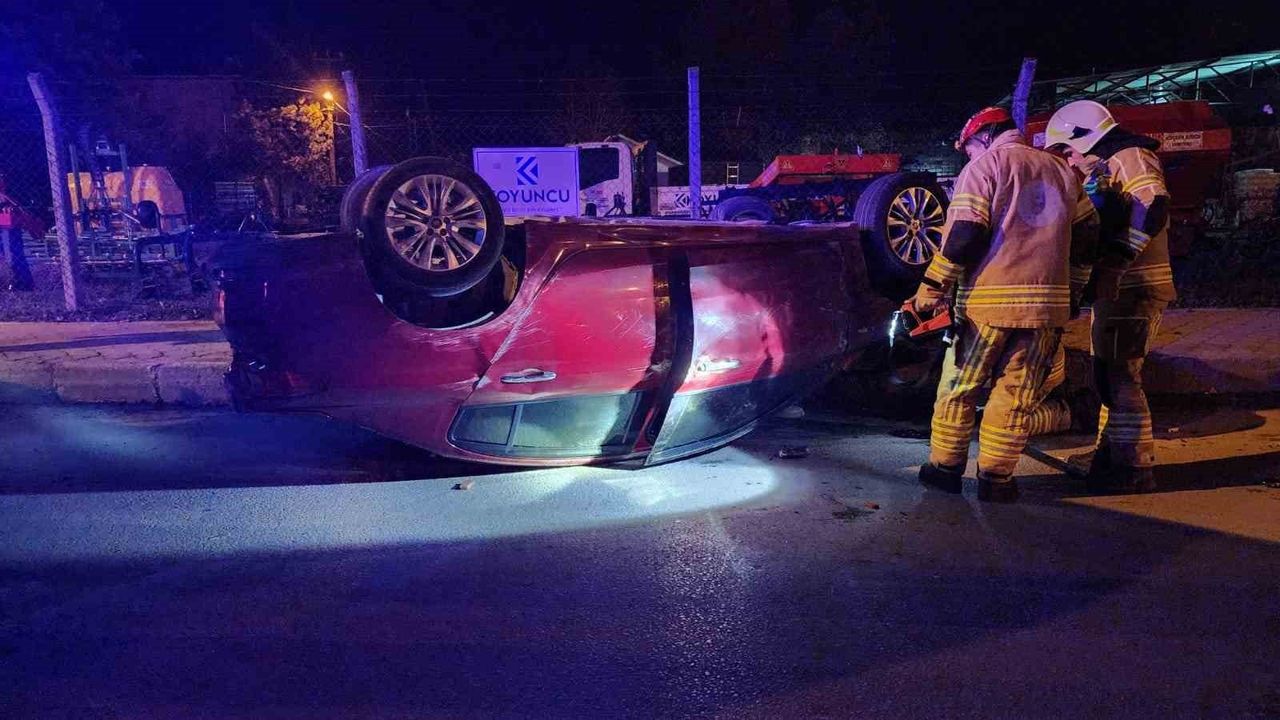 Bursa Mustafakemalpaşa'da hız yapan otomobil kamyonete çarptı: 3 yaralı, kaza güvenlik kamerasında
