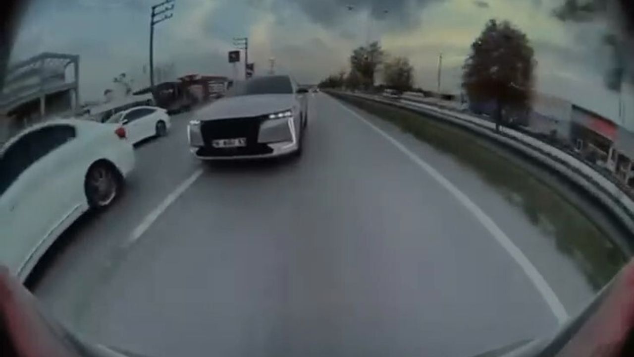 Bursa Nilüfer'de 16 AGU plakalı otomobilin tehlikeli makas manevrası kamerada