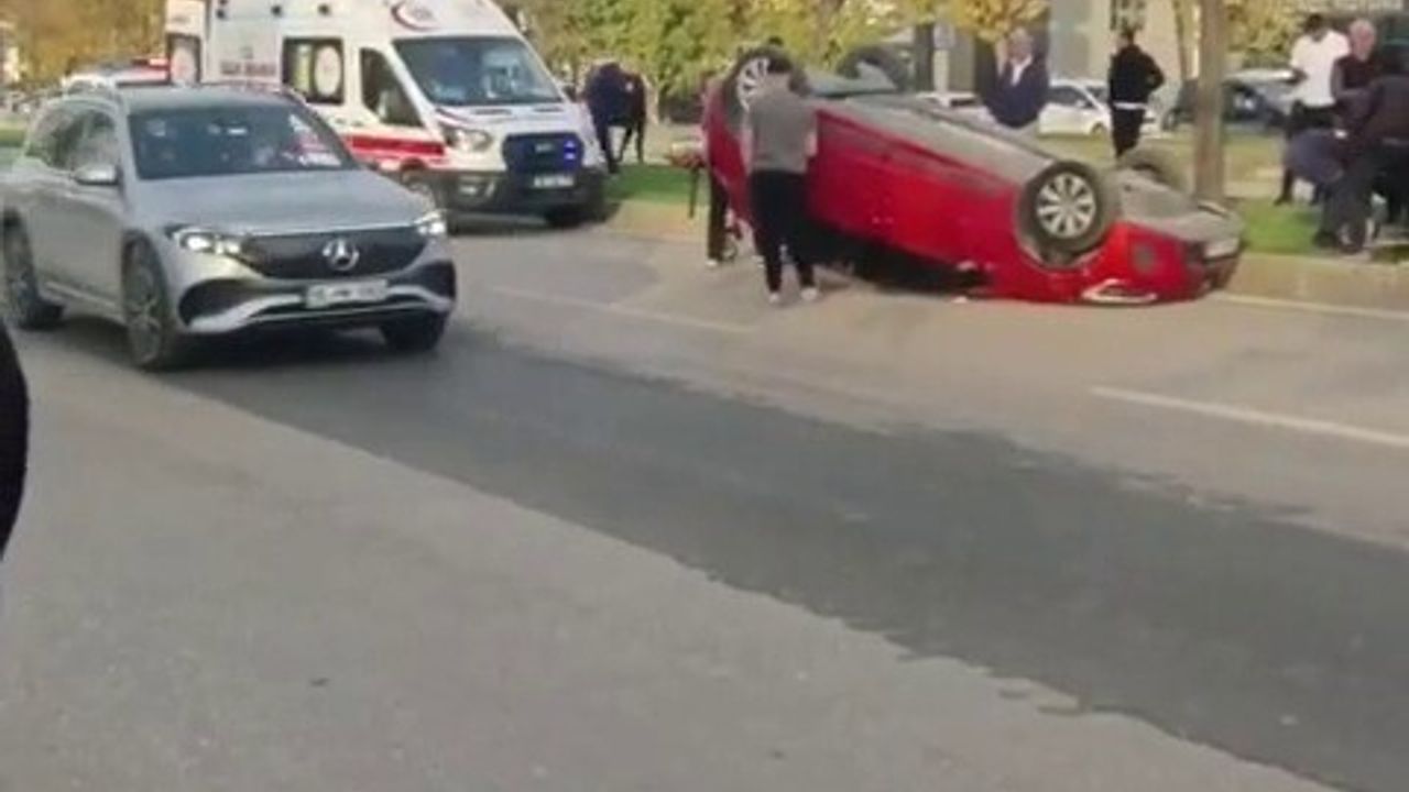 Bursa Nilüfer’de İki Otomobil Çarpıştı — Takla Atan Araçtaki Sürücü Ekiplerce Kurtarıldı