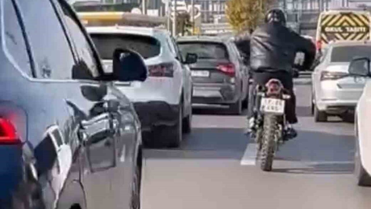 Bursa Nilüfer'de motosiklet sürücüsünün sıra dışı hareketleri trafikte tehlike oluşturdu
