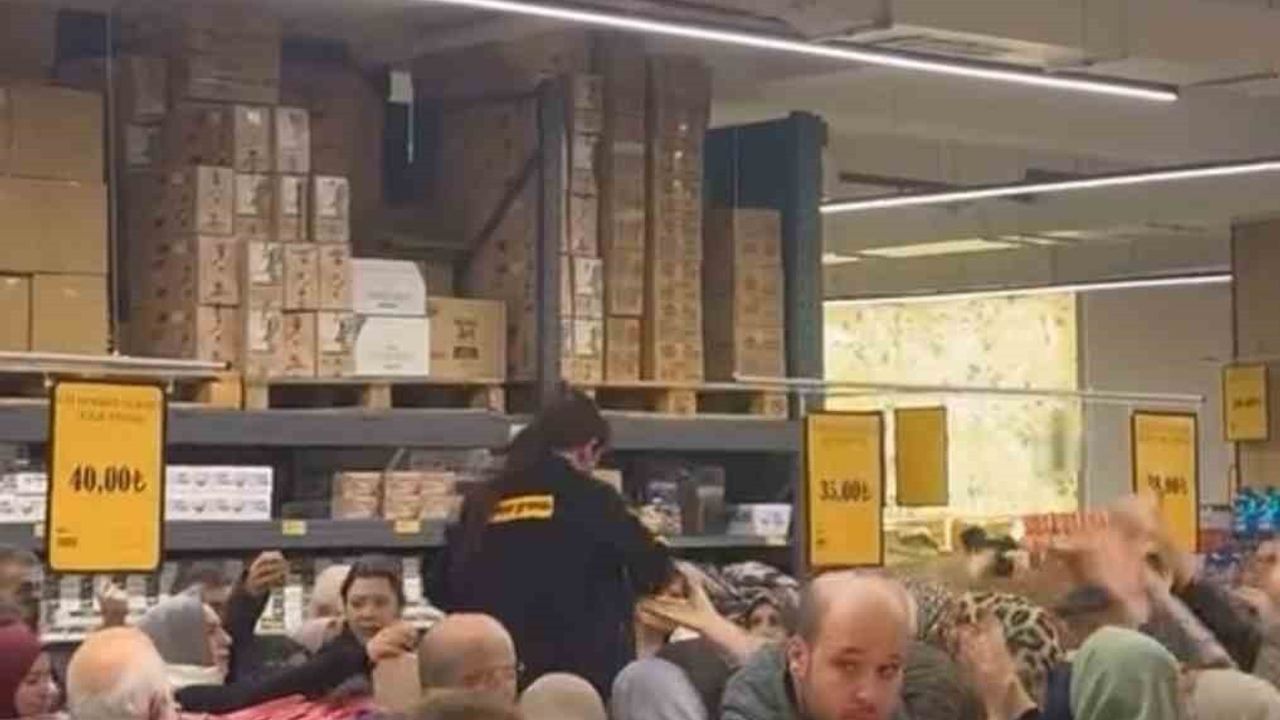 Bursa Nilüfer'de Özen Gross'ta indirim kampanyası nedeniyle izdiham yaşandı