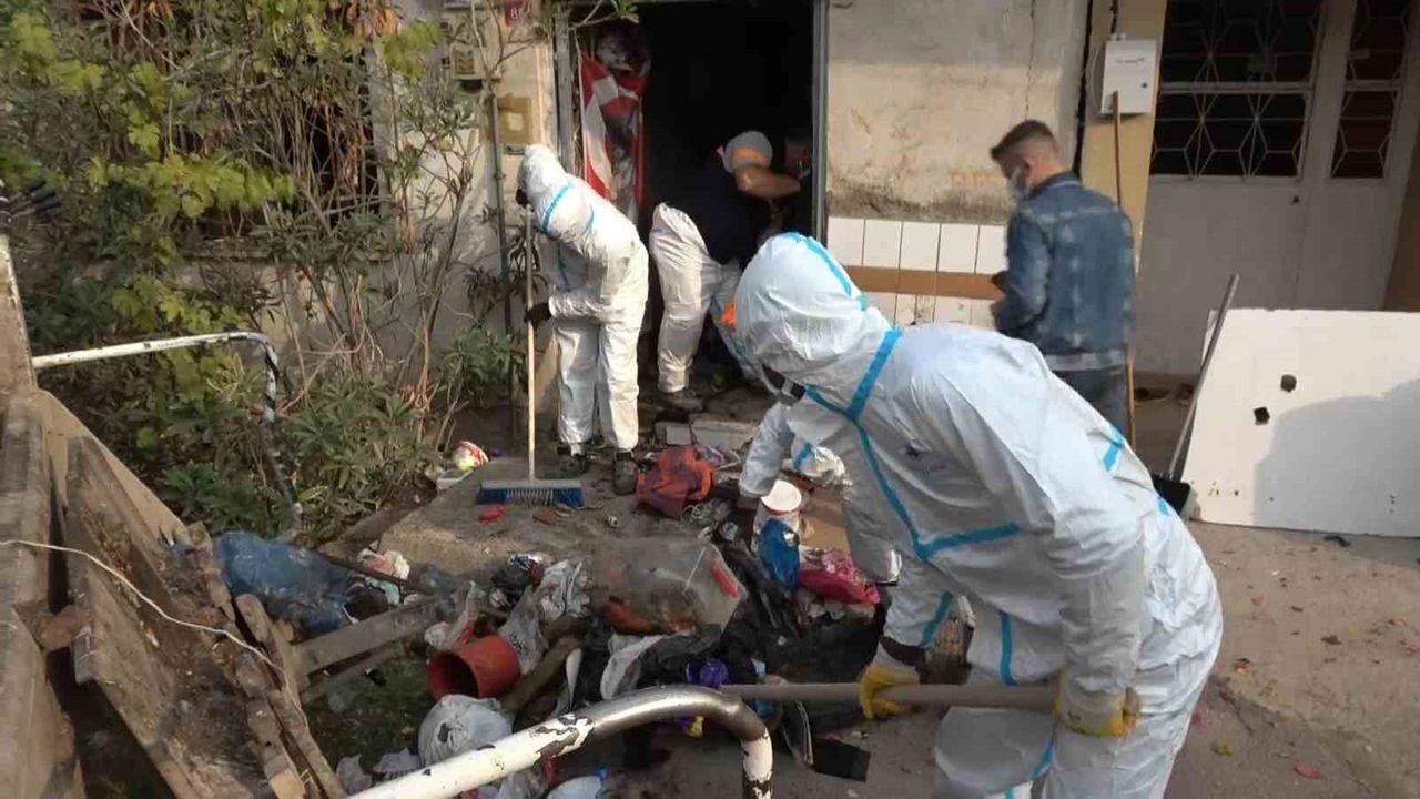 Bursa Nilüfer'de yalnız yaşayan Şuayip Ö.'nün evi çöplüğe döndü; 2 kamyon çöp çıkarıldı