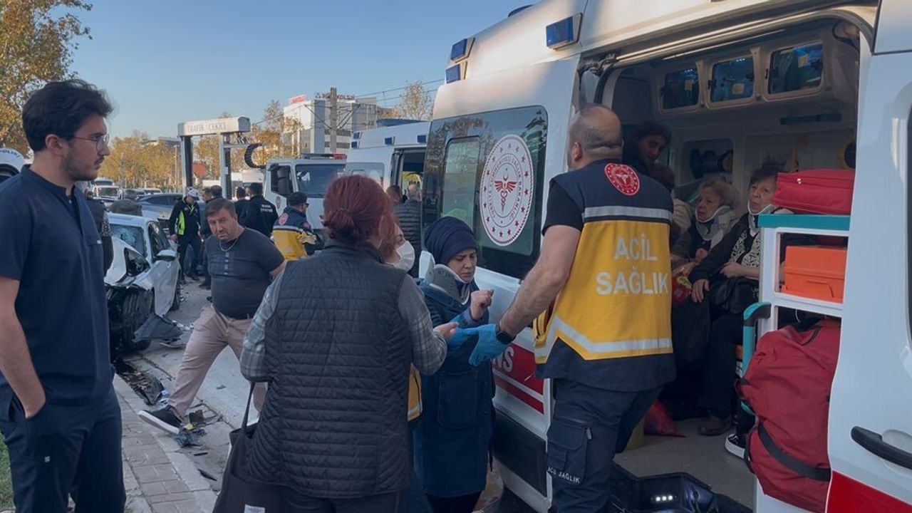 Bursa Nilüfer'de Yarış İddiası: İki Otomobil Belediye Otobüsüne Çarptı, 13 Yaralı