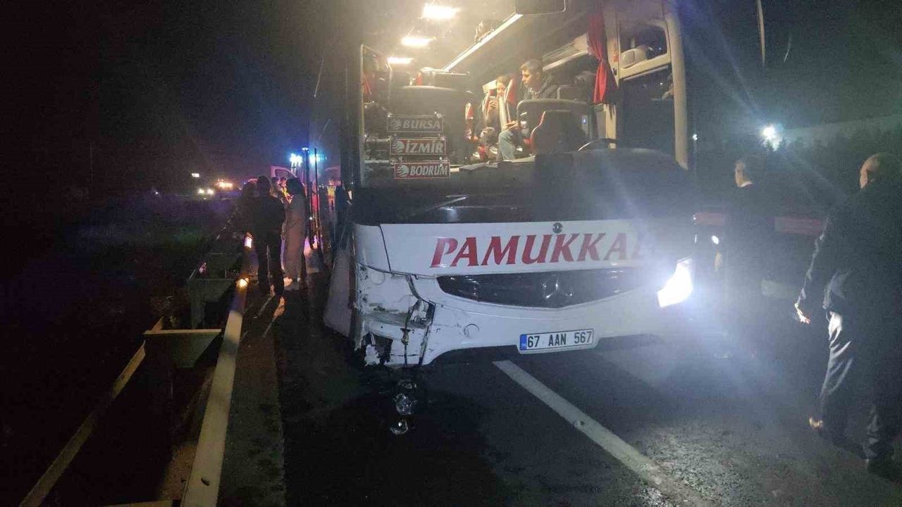 Bursa Orhangazi'de Freni Boşalan Park Halindeki Otomobil Yolcu Otobüsüne Çarptı