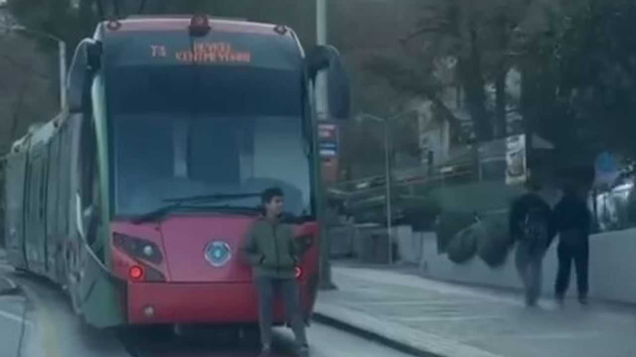 Bursa Osmangazi'de tramvayın arka bölümünde oturarak seyahat eden çocuk tepki çekti