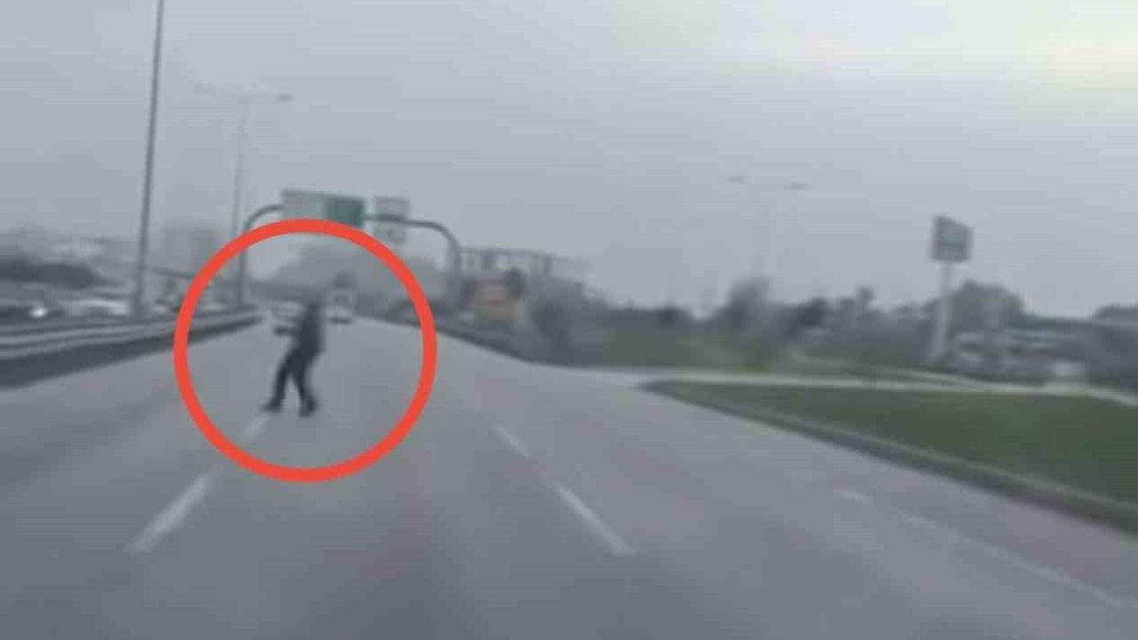 Bursa Yıldırım'da araçların arasından karşıya geçen kişi trafiği tehlikeye attı