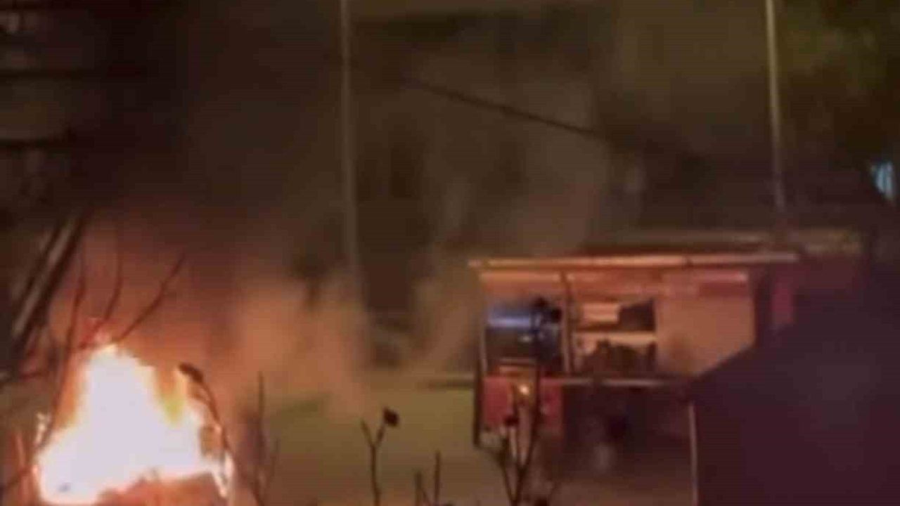 Bursa Yıldırım’da hafif ticari araç alev alarak zarar gördü