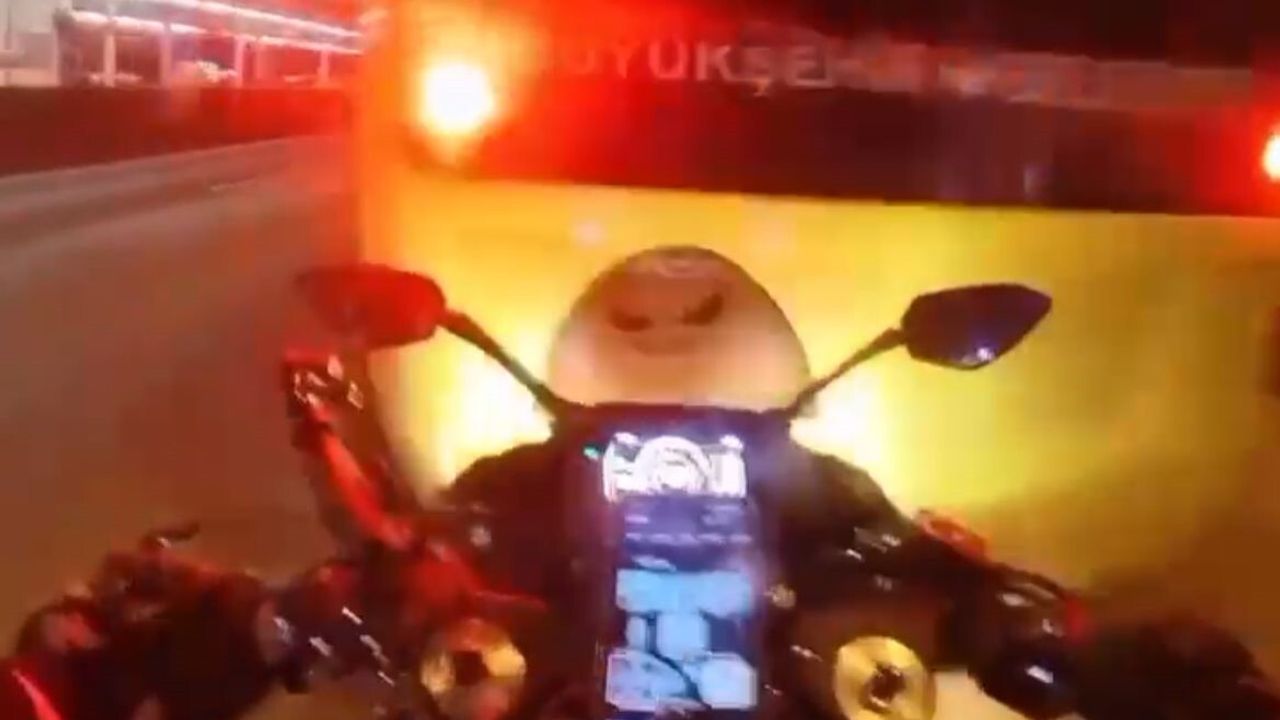 Bursa Yıldırım'da motosikletin belediye otobüsüne çarpma anı kask kamerasına yansıdı