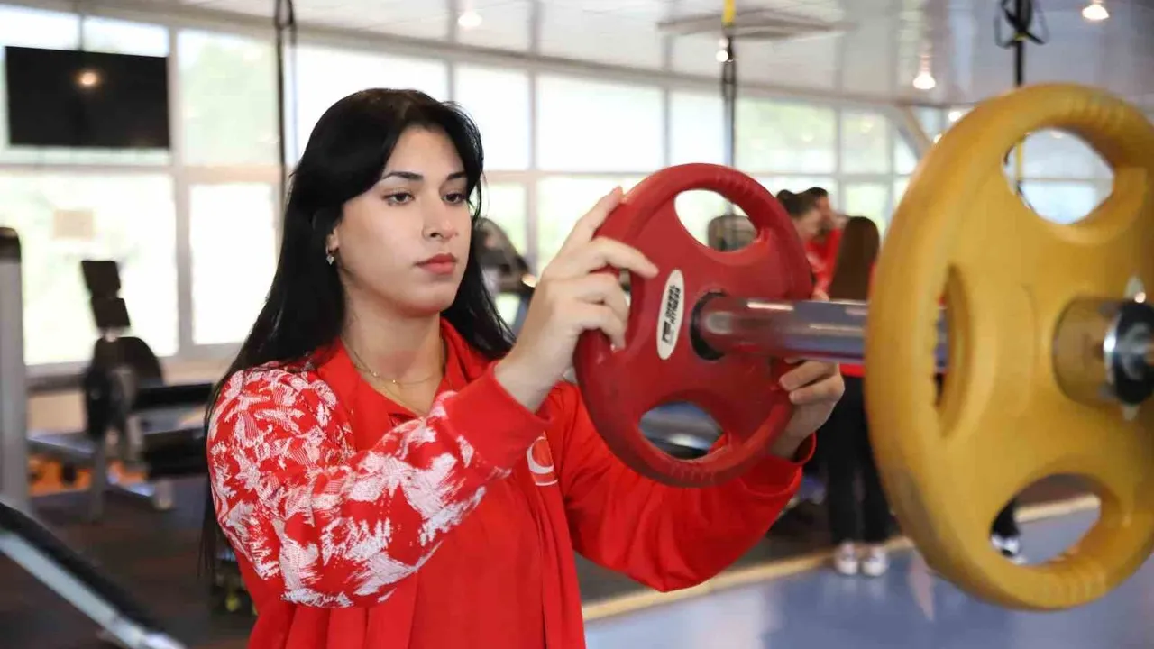 Büşra Çan, Durres’te 86 kg koparmada 107 kg ile Avrupa rekoru kırdı