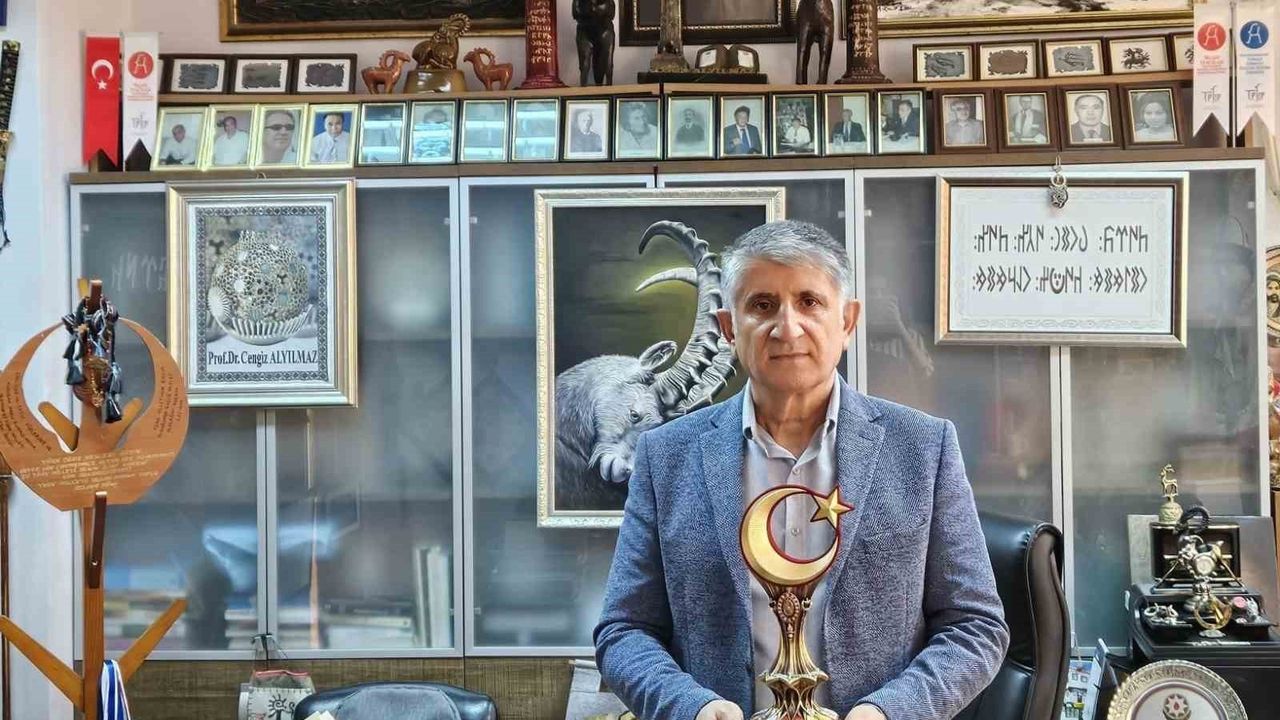 BUÜ'lü Prof. Dr. Cengiz Alyılmaz 'Ali Şîr Nevâî Dil Araştırmaları Ödülü'ne layık görüldü
