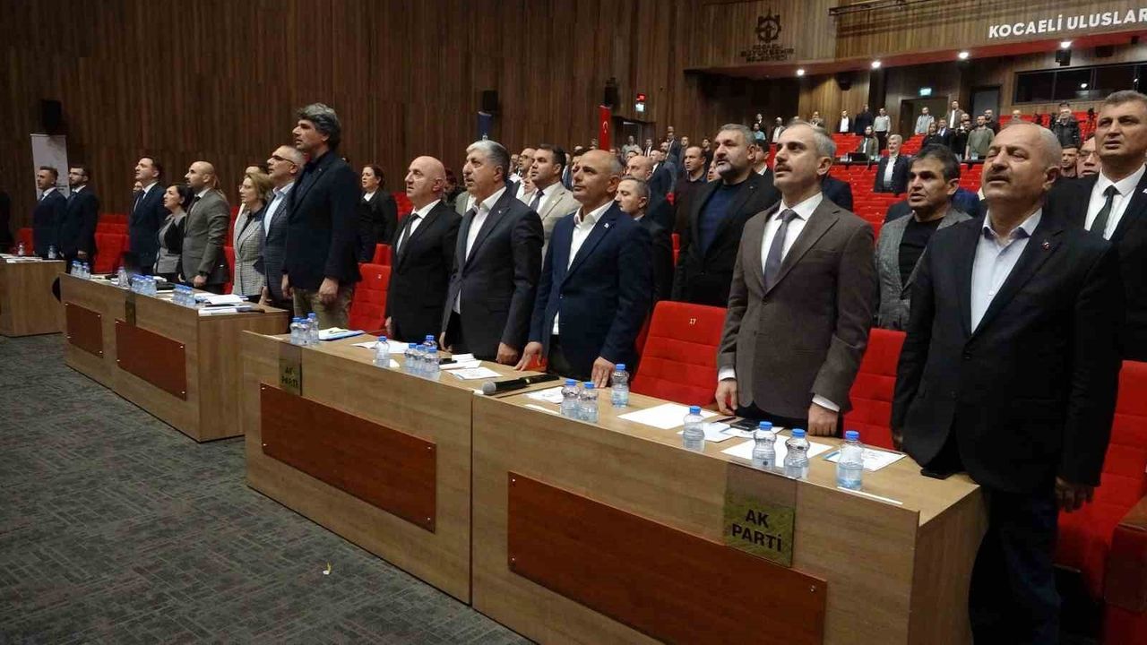 Büyükakın: "Sanayi Mahallesi'ndeki kaymayı tespit edemeyen İzmit Belediyesi metroyu nasıl belirledi?"