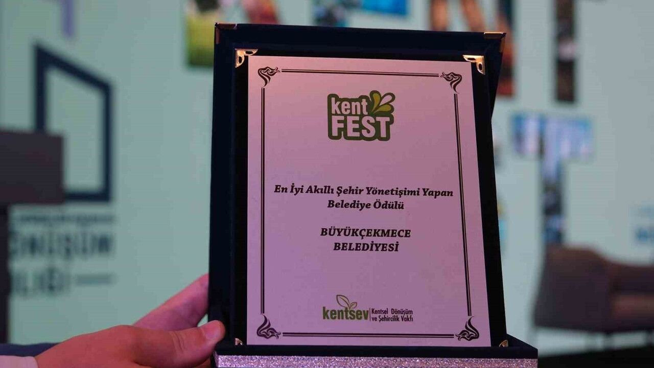 Büyükçekmece Belediyesi KentFest 2025’te 'En İyi Akıllı Şehir Yönetişimi Yapan Belediye' Ödülünü Aldı