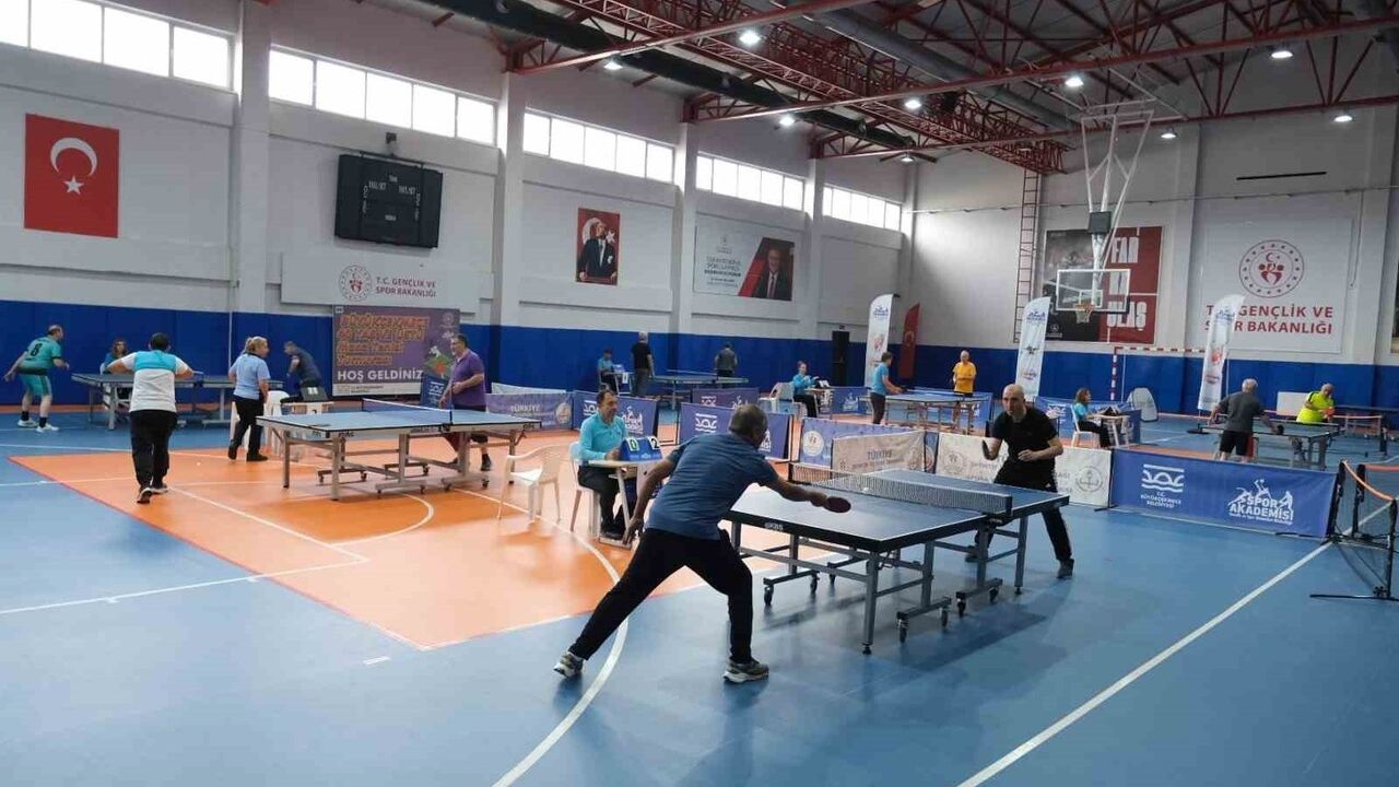 Büyükçekmece'de 40 Yaş Üstü Masa Tenisi Turnuvası: 70 Sporcu, 8 Saatlik Mücadele
