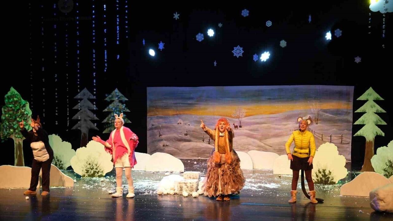 Büyükçekmece'de çocuklar Dünya Çocuk Hakları Günü'nde tiyatro ile haklarını anlattı