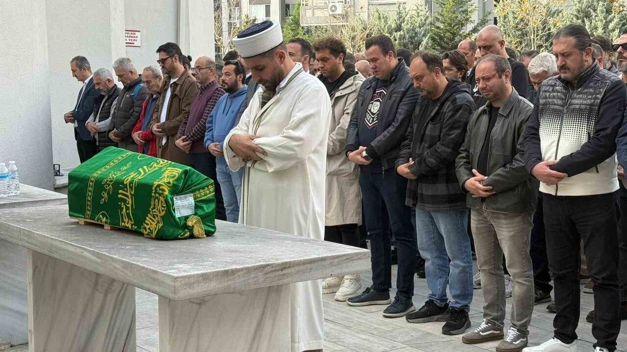 Büyükçekmece'de makas atan alkollü sürücünün çarpması sonucu 6 aylık bebek yaşamını yitirdi; cenaze töreni yapıldı