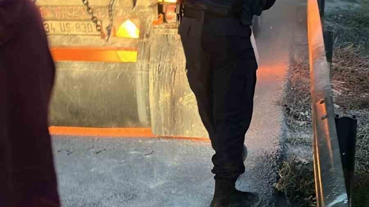 Büyükçekmece TEM Otoyolu'nda hafriyat kamyonunda çıkan yangın kontrol altına alındı