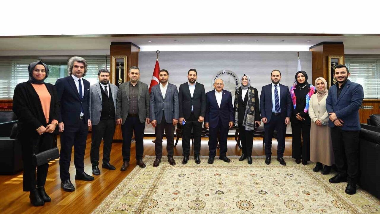 Büyükkılıç, Kayseri'nin ilk kadın ilçe başkanı Fazilet Kahraman ve yönetimini kabul etti