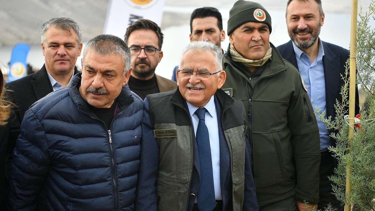 Büyükkılıç öncülüğünde Bayramhacı'da 35 bin fidan dikildi — Yeşil Vatan seferberliği Kayseri'de sürdü
