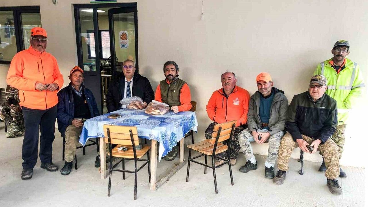 Çameli'de avcılar domuzlarla mücadelede üreticilerin mahsullerini koruyor; belediye fişek desteği verdi