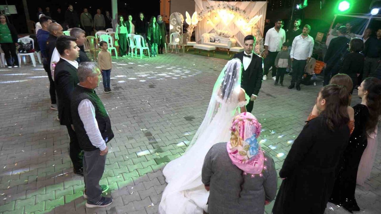 Çameli'de gelin ve damat düğünü yarıda kesip 10 Kasım'da Atatürk'ü andı
