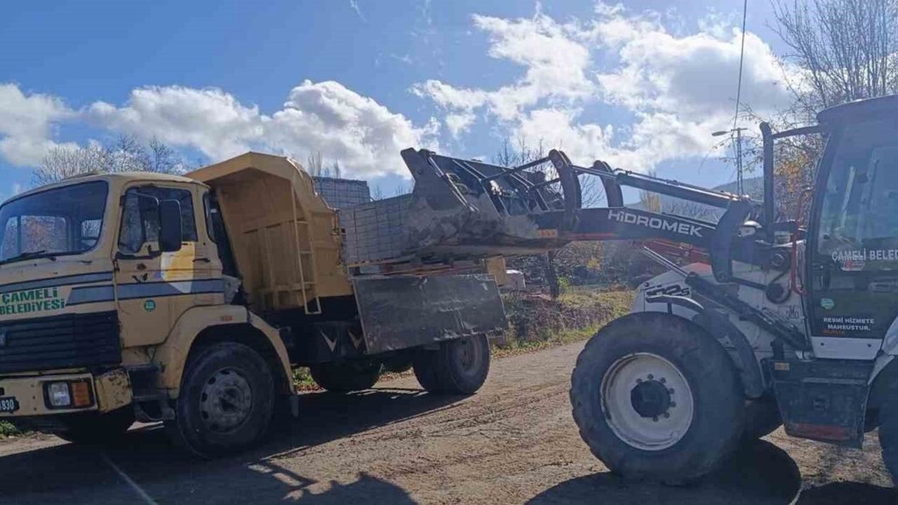 Çameli'de Kalınkoz Mahallesi'nde kilit parke taşı döşeme çalışmaları aralıksız sürüyor
