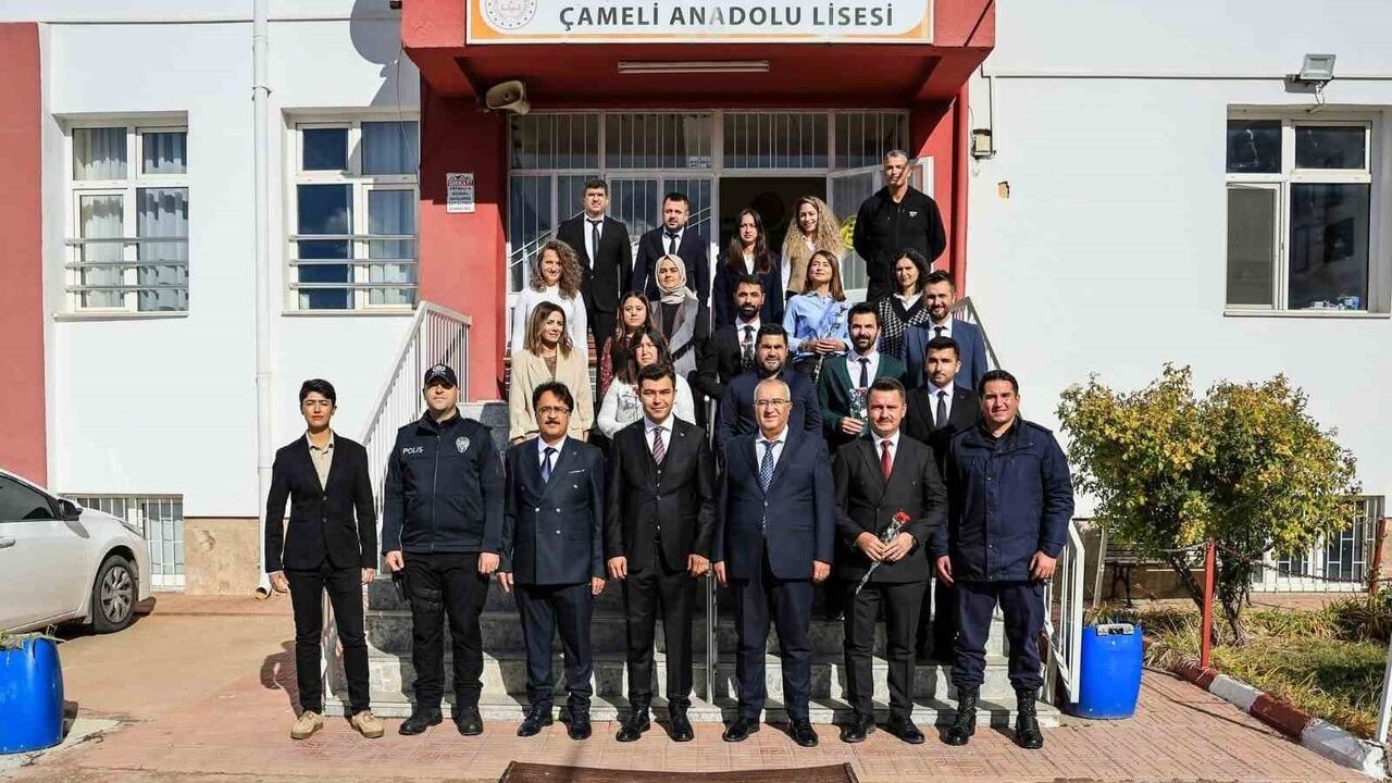 Çameli'de Öğretmenler Günü: İlçe yöneticilerinden öğretmenlere karanfil ve tebrik ziyaretleri