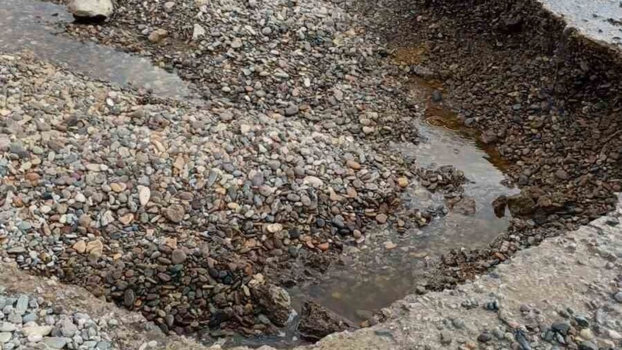 Çanakkale Ayvacık'ta sağanak: Kadırga Koyu sahil yolu kapandı