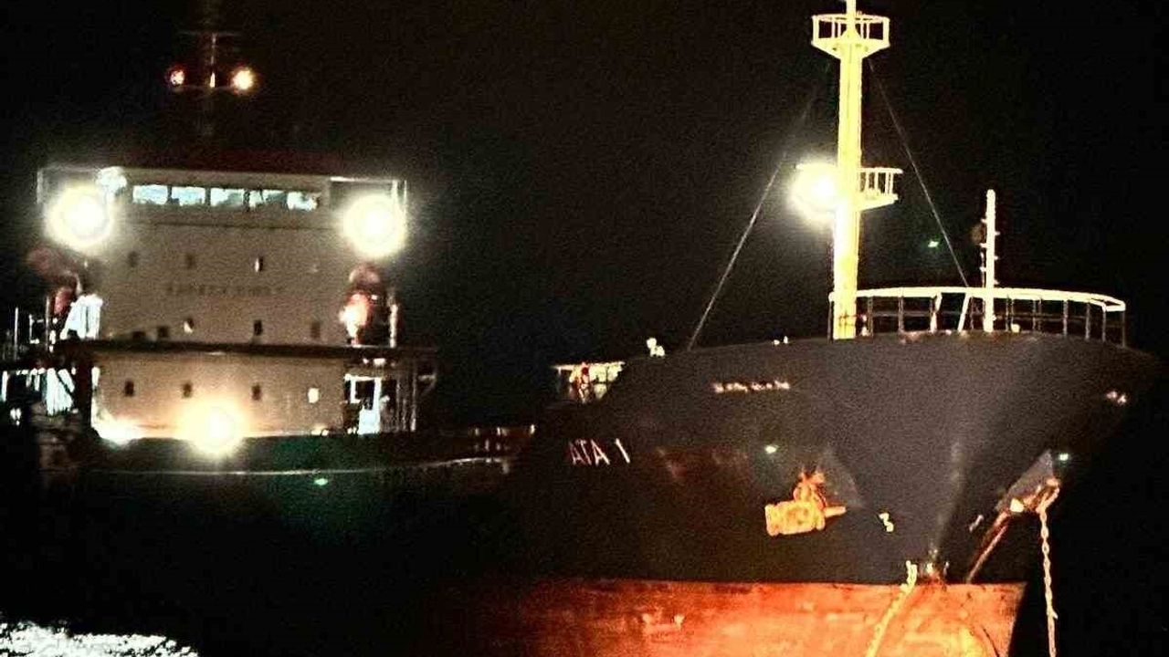 Çanakkale Boğazı'nda 'ATA1' isimli kuru yük gemisi makine arızası nedeniyle Bozcaada demir sahasına yedeklendi