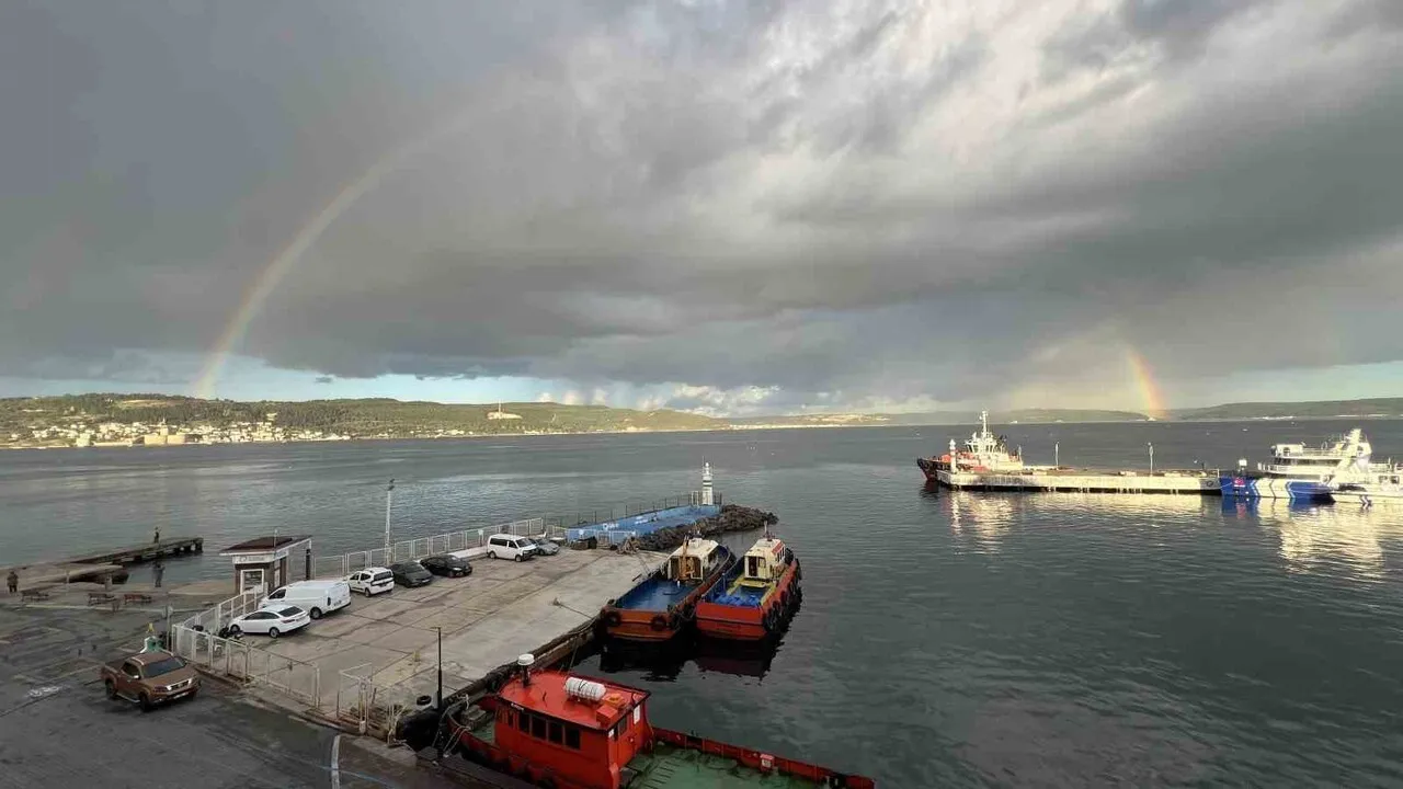 Çanakkale Boğazı'nda günün ilk ışıklarıyla çifte gökkuşağı