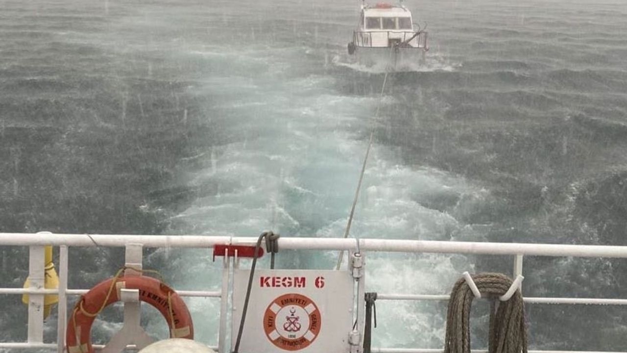 Çanakkale Boğazı’nda makine arızası yapan tekne KIYEM-6 ile Lapseki’ye yedeklendi
