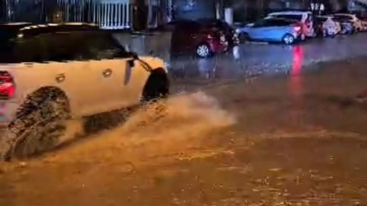 Çanakkale'de Sağanak Yağış Cadde ve Sokakları Göle Çevirdi