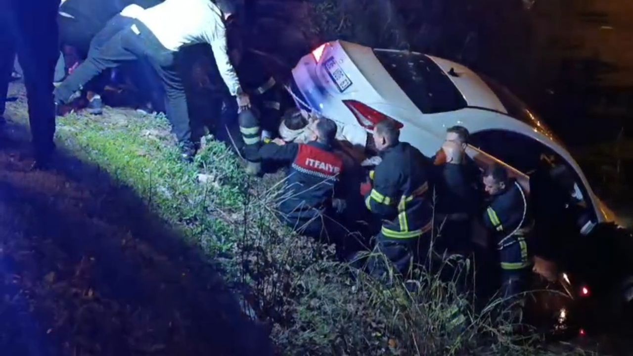 Çanakkale'de şarampole uçan otomobilde sürücünün araçtan inmeyi reddetmesi ekipleri zorladı