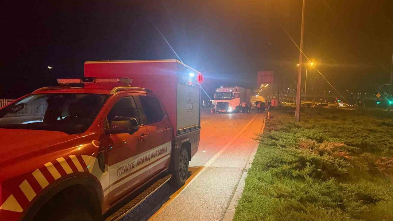 Çanakkale'de tır ile traktör çarpıştı: Traktördeki karı koca hayatını kaybetti