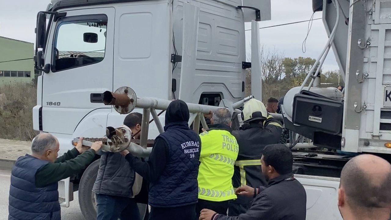 Çanakkale'de tırın açılan dorsesi PTS'ye çarptı, sistem devrildi